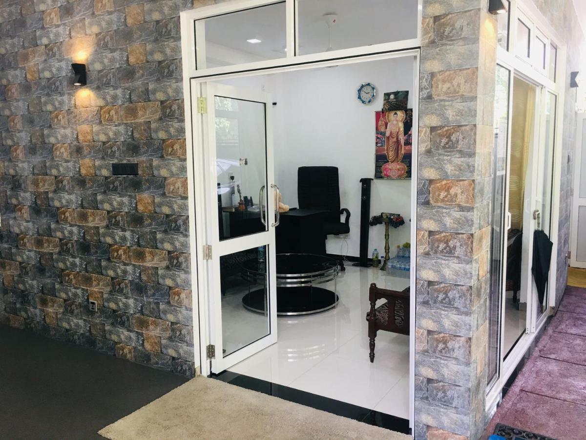 Jenushi Homestay Kandy Exteriör bild